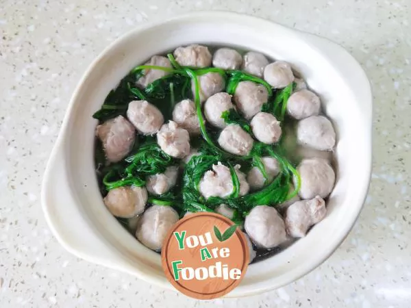 Beef balls soup with red back leaves