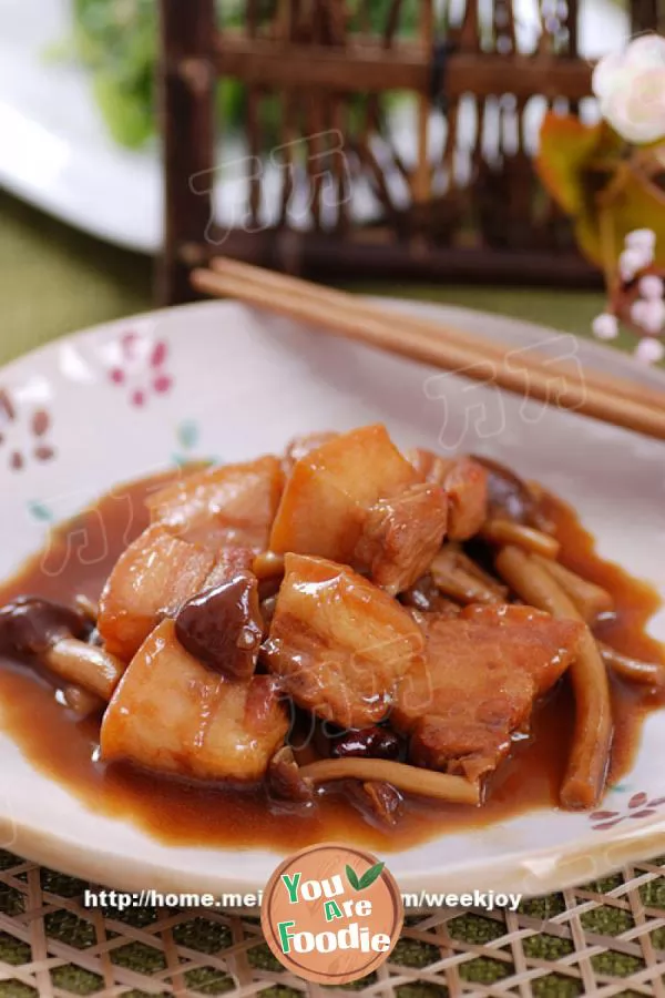 Braised-pork-with-tea-tree-mushroom