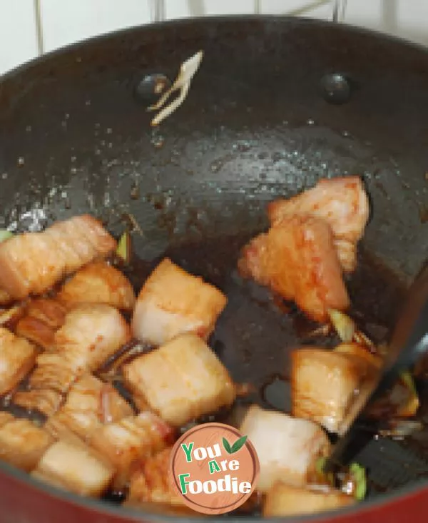 Braised pork with tea tree mushroom