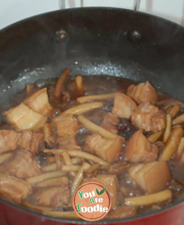 Braised pork with tea tree mushroom