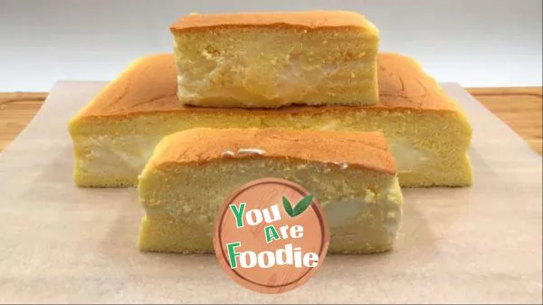 Cream sandwich ancient cake, soft cake, sweet cream sandwich, soft and fresh taste.