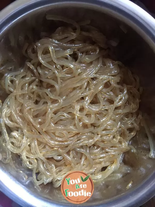 Stewed chicken leg with mushroom vermicelli