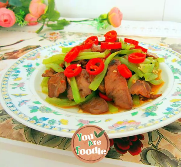 Barbecued pork with shredded lettuce