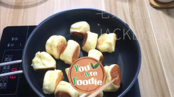 Pan fried small bread, with a golden crispy outer layer and a soft and sweet inner layer, easy to bake without the need for an oven.