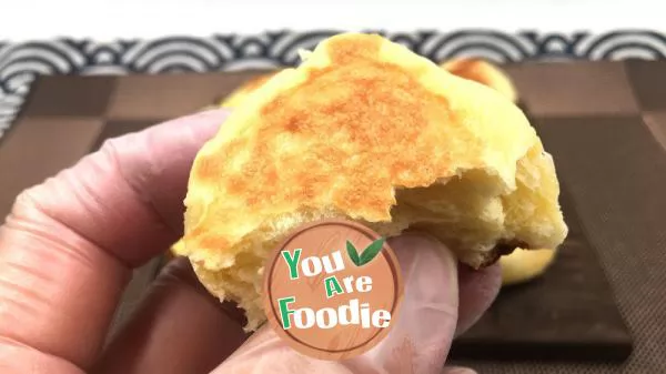 Pan fried small bread, with a golden crispy outer layer and a soft and sweet inner layer, easy to bake without the need for an oven.