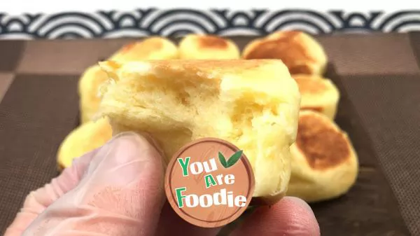 Pan fried small bread, with a golden crispy outer layer and a soft and sweet inner layer, easy to bake without the need for an oven.