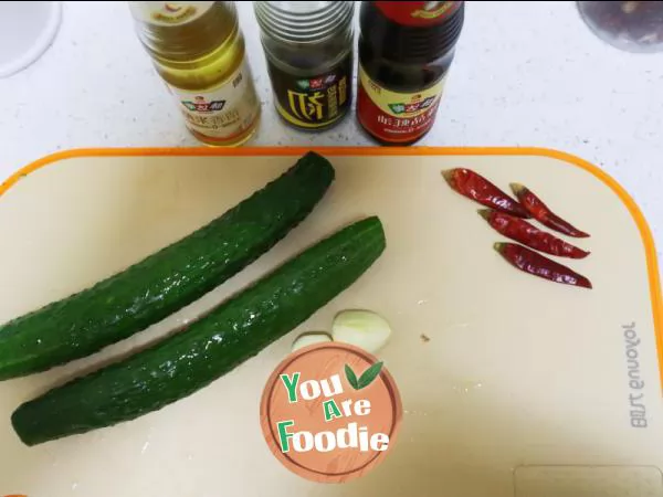 Cold mixed sour and spicy cucumber slices