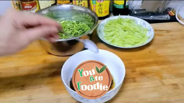 Fried noodles with garlic sauce