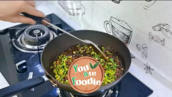 Fried noodles with garlic sauce