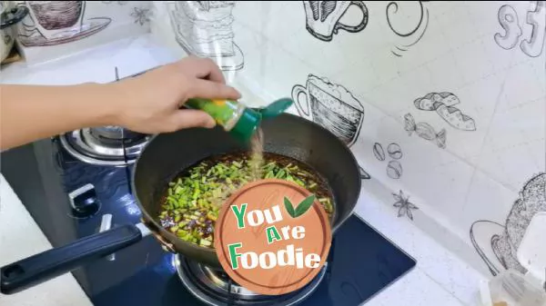 Fried noodles with garlic sauce