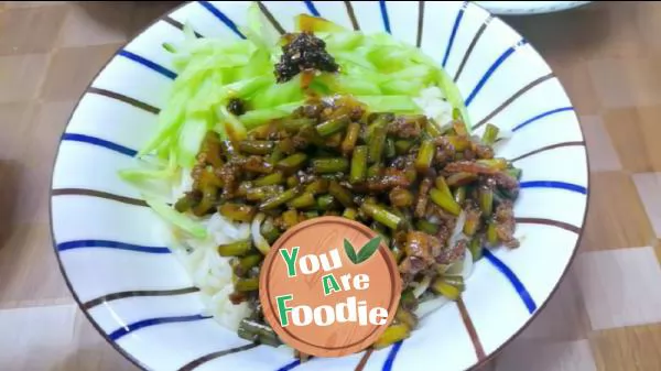 Fried noodles with garlic sauce