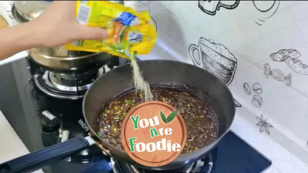 Fried noodles with garlic sauce