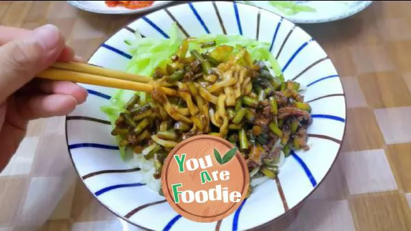 Fried noodles with garlic sauce