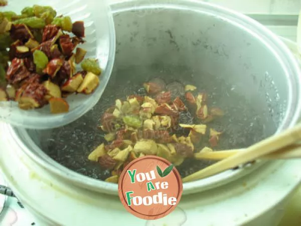 Three step stewing to produce soft and glutinous [red dates and black rice]