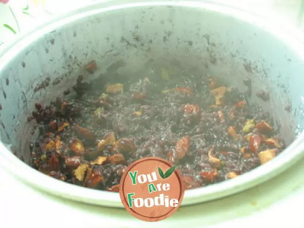 Three step stewing to produce soft and glutinous [red dates and black rice]