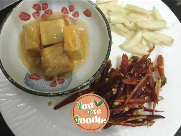 Super good food -- fried macaroni with shredded pepper and fermented bean curd