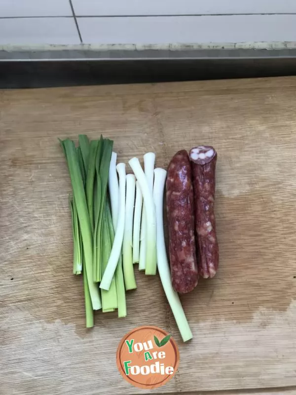 Fried sausage with green garlic