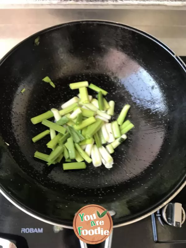 Fried sausage with green garlic