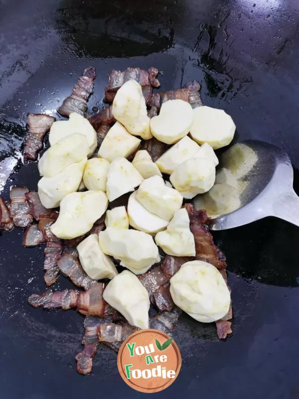 Steamed hairy potato with bacon