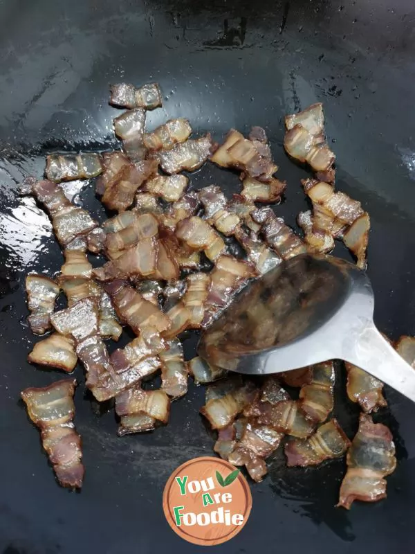 Steamed hairy potato with bacon