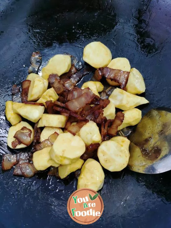 Steamed hairy potato with bacon