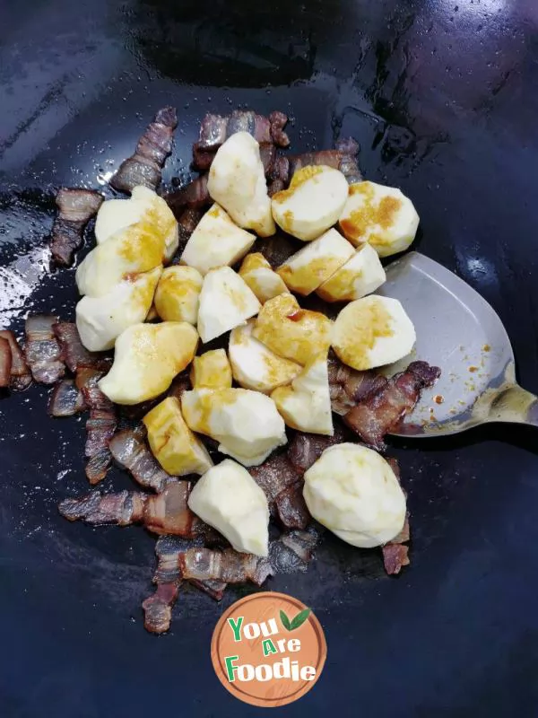 Steamed hairy potato with bacon