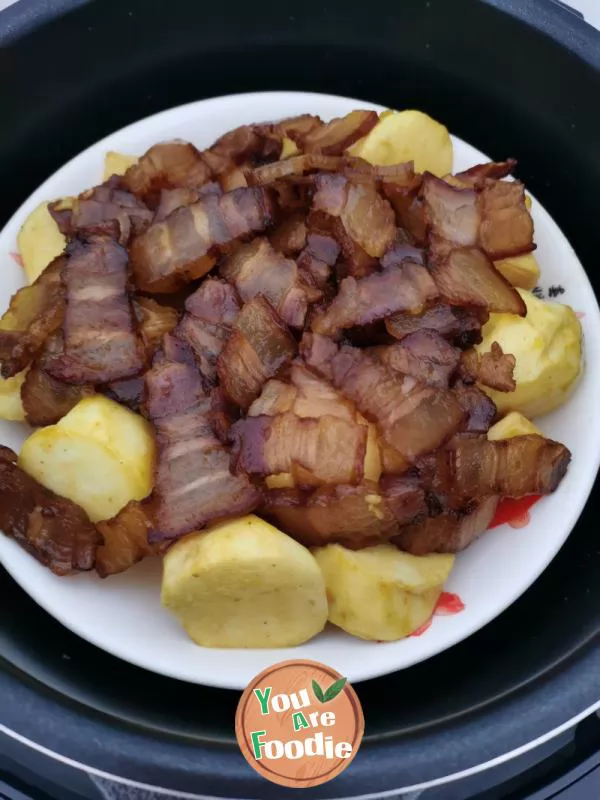 Steamed hairy potato with bacon