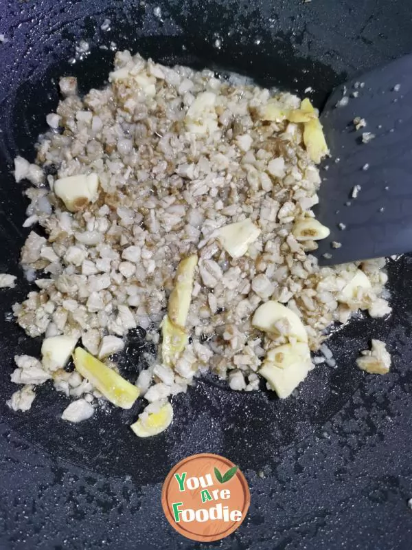 Fried lotus root with minced meat