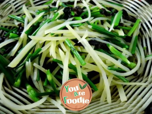 Stir fried shredded potato with leek moss