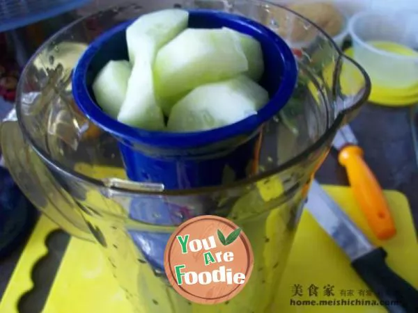 Summer heat detoxifying vegetable fresh cucumber juice