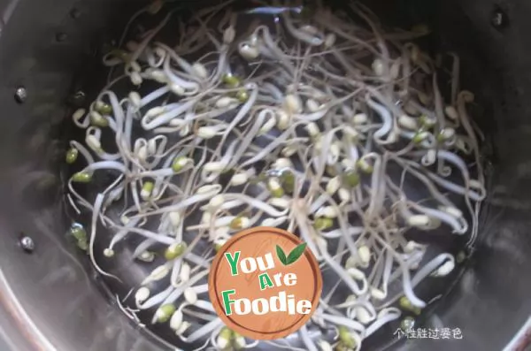 Noodles with shredded chicken