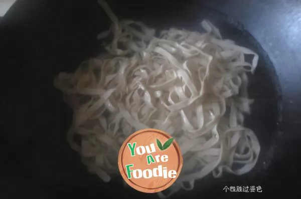 Noodles with shredded chicken