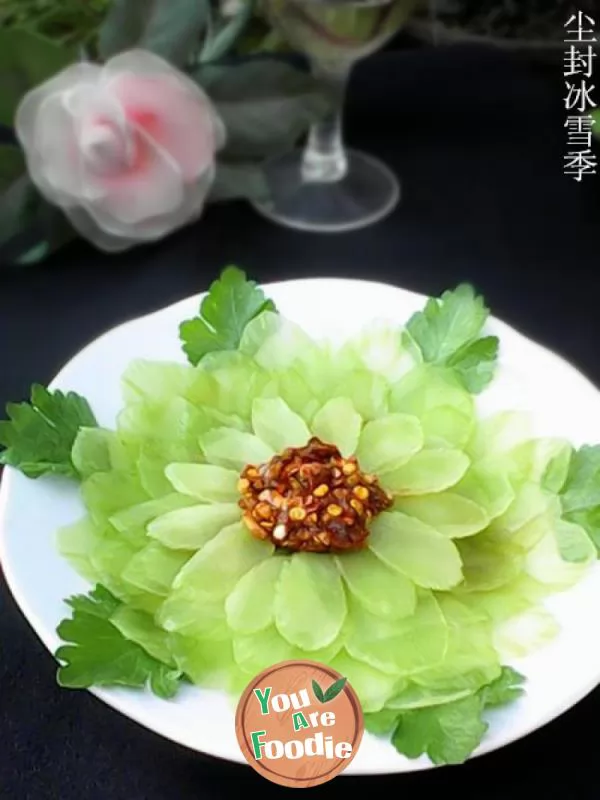 Lettuce slices in cold sauce