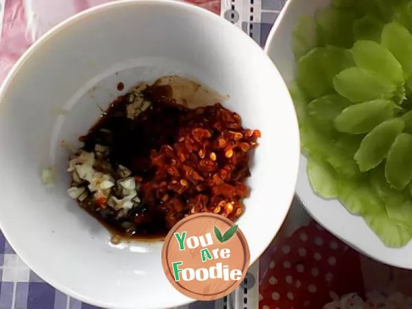 Lettuce slices in cold sauce