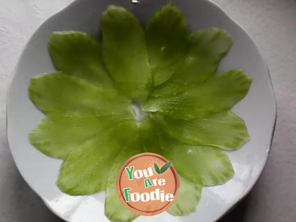 Lettuce slices in cold sauce
