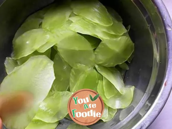 Lettuce slices in cold sauce