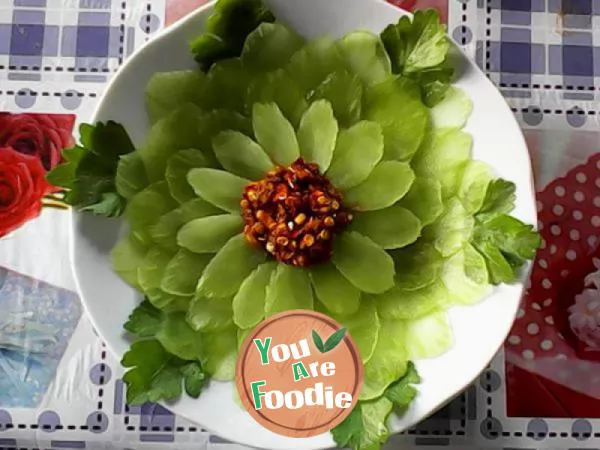 Lettuce slices in cold sauce