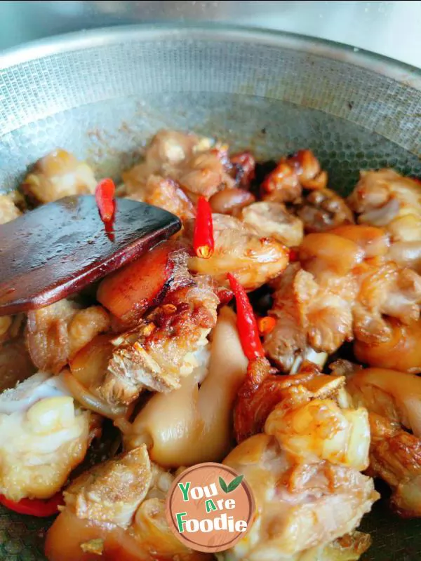 Braised pork feet in brown sauce