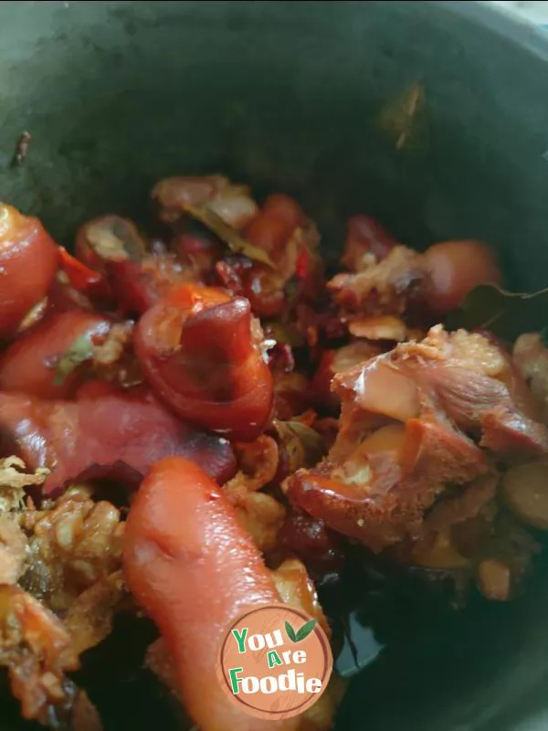 Braised pork feet in brown sauce