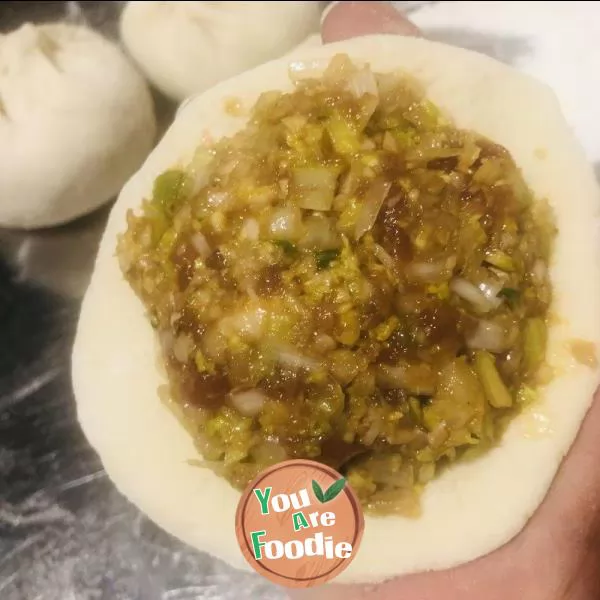 Steamed stuffed bun with cabbage and pork