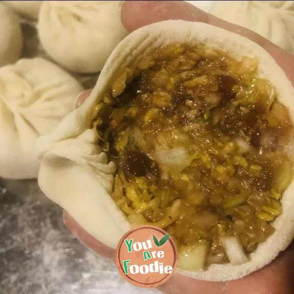 Steamed stuffed bun with cabbage and pork