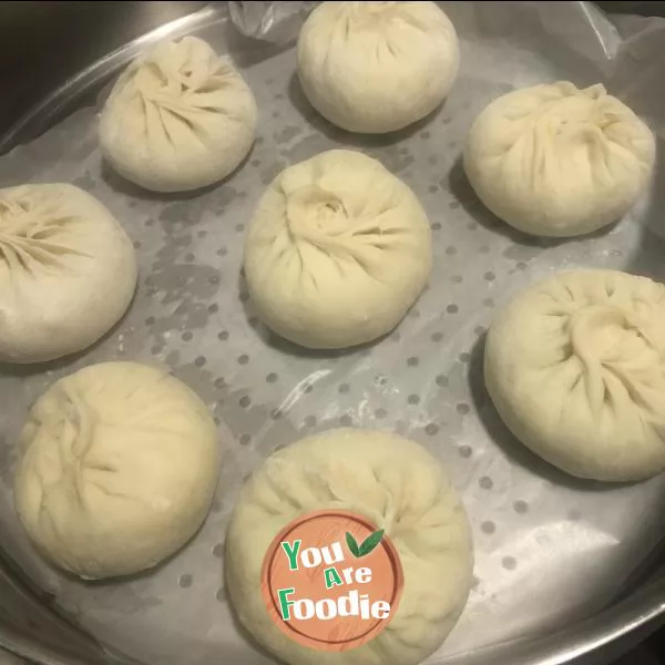 Steamed stuffed bun with cabbage and pork