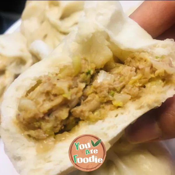 Steamed stuffed bun with cabbage and pork