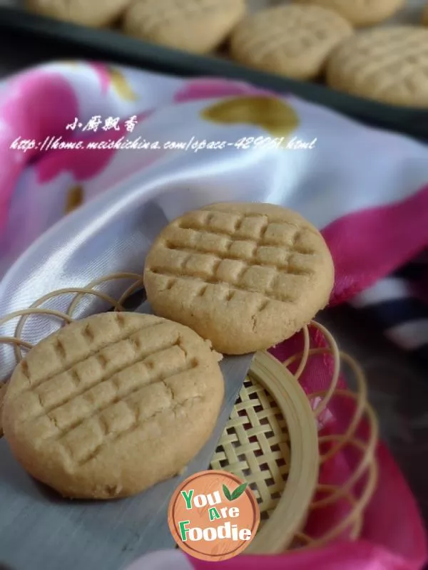Crispy and smooth peanut butter flavored biscuit