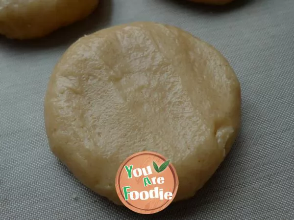 Crispy and smooth peanut butter flavored biscuit