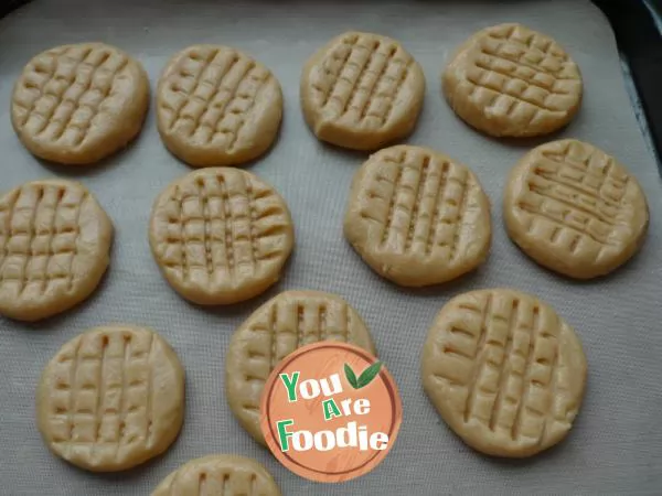 Crispy and smooth peanut butter flavored biscuit