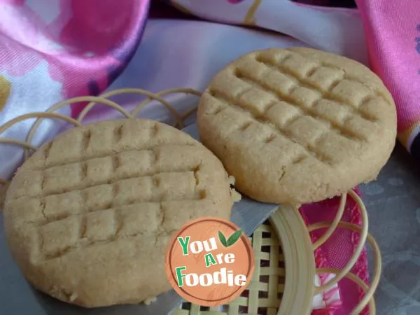Crispy and smooth peanut butter flavored biscuit