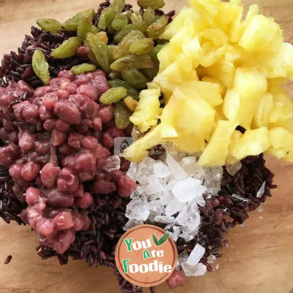 Rice with black rice and pineapple