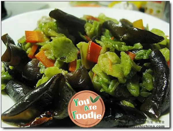 Stir fried agaric with lettuce