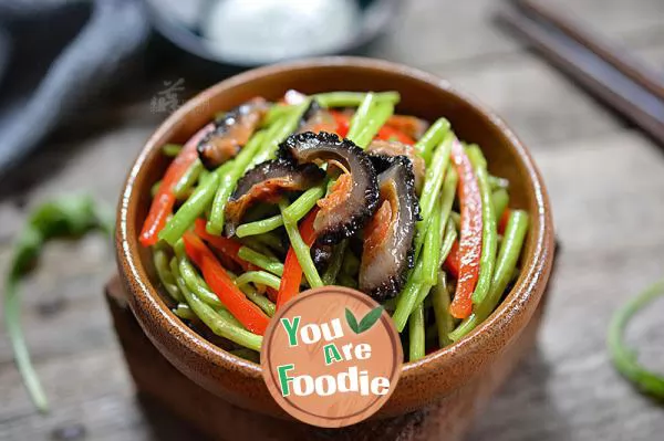 Stir fried chrysanthemum with ginseng